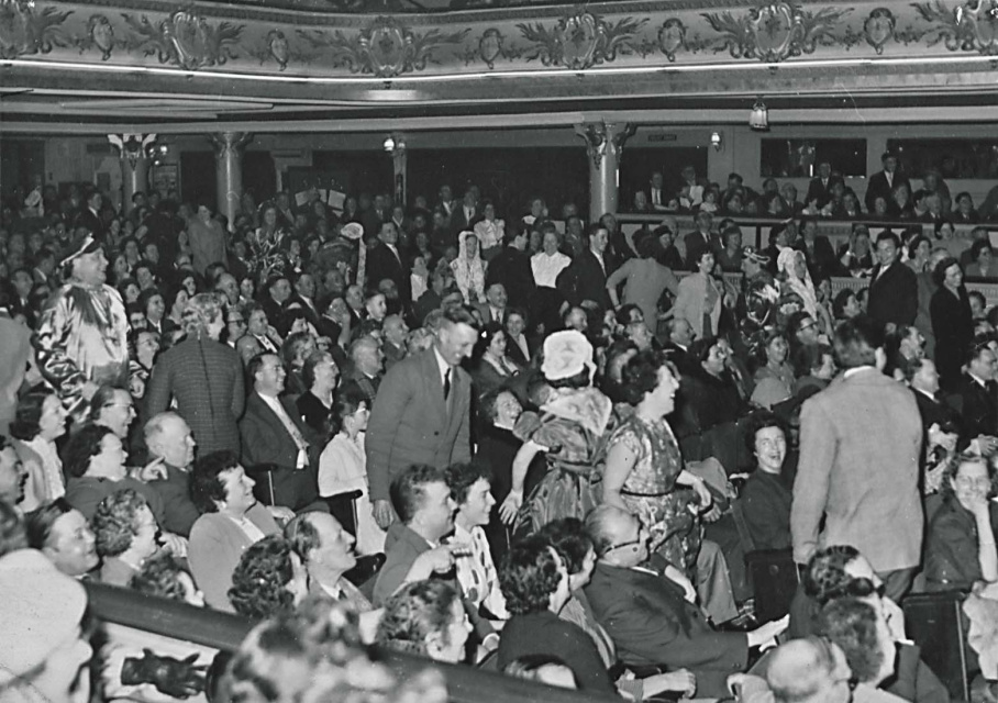 Een blik op een volle zaal van de Folies-Bergère in de eerste helft van de jaren vijftig. (AMVB)