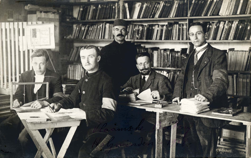Karel Fossey (uiterst rechts), 1918. [Letterenhuis, 15856)