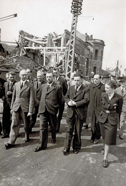 VNV-leider Staf de Clercq komt de schade opnemen in Tessenderlo na de ontploffing van Tessenderlo Chemie, 29 mei 1942. Van links naar rechts (op de voorgrond): Robert Fransman, Staf de Clercq, Theo Brouns en Jetje Claessens. (Privécollectie Tom Vanleeuwen, www.BalenBevrijd.com)