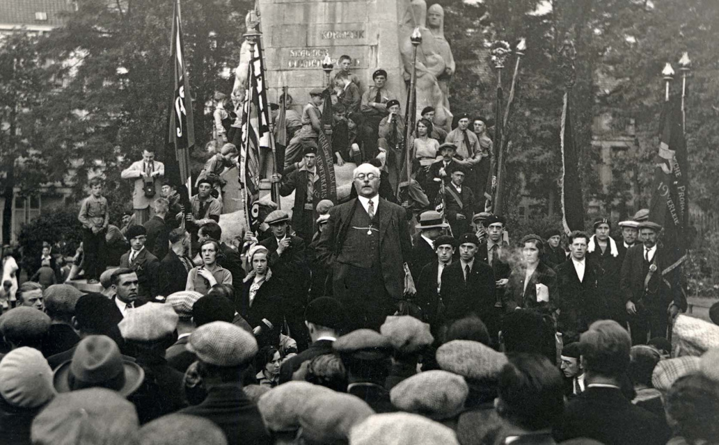 François Gelders sr. spreekt de menigte toe tijdens de Guldensporenherdenking aan het Groeningemonument te Kortrijk, 11 juli 1933. Foto Joseph Berteel. (Amsab-ISG, fo5357)