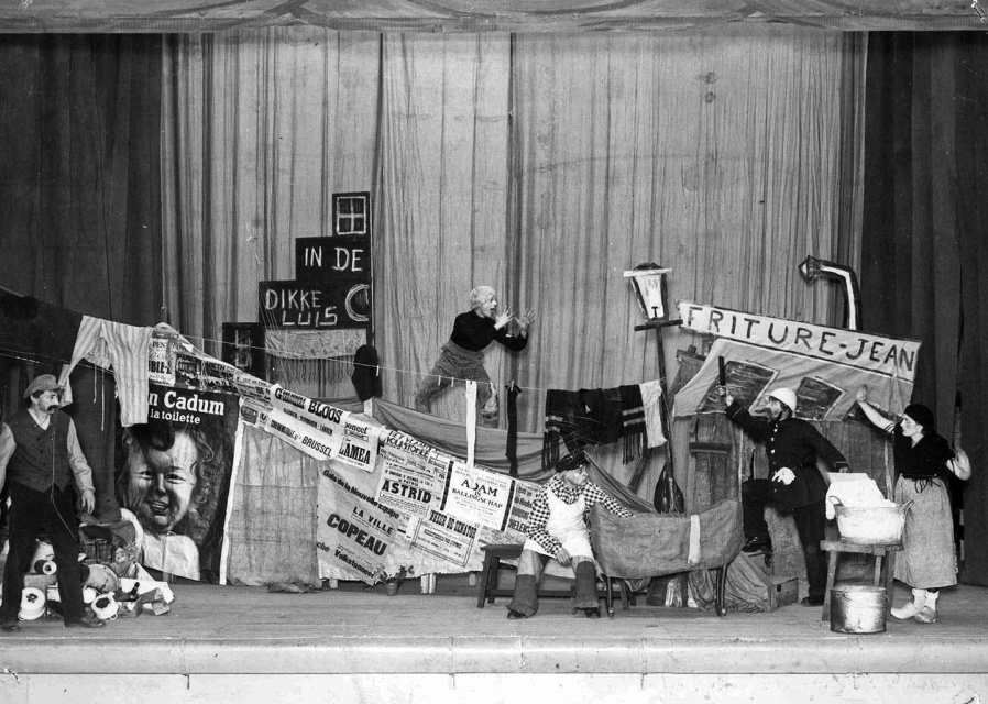 Renaat Grassin als boefje in de theatervoorstelling Boefje van het Vlaamsch Volkstooneel, 20 augustus 1931. (KADOC, kfb002054)