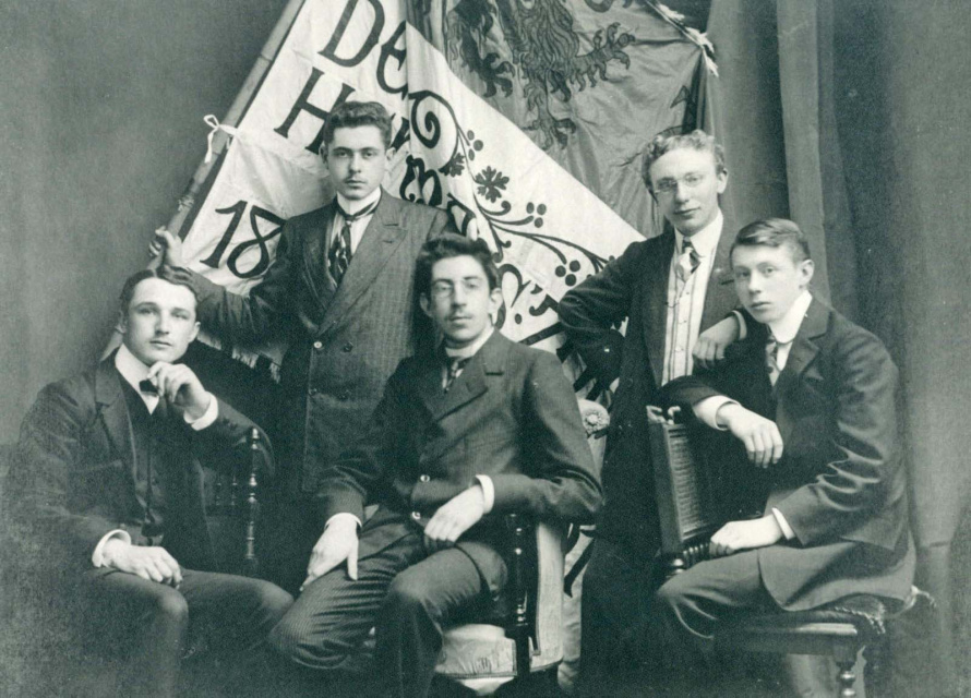 Het bestuur van De Heremans' Zonen, met van links naar rechts: August de Vriendt, Fr. de Bruyne, Marcel Minnaert, Richard Vankenhove en August Remouchamps, 1910. (Archief Universiteit Gent)