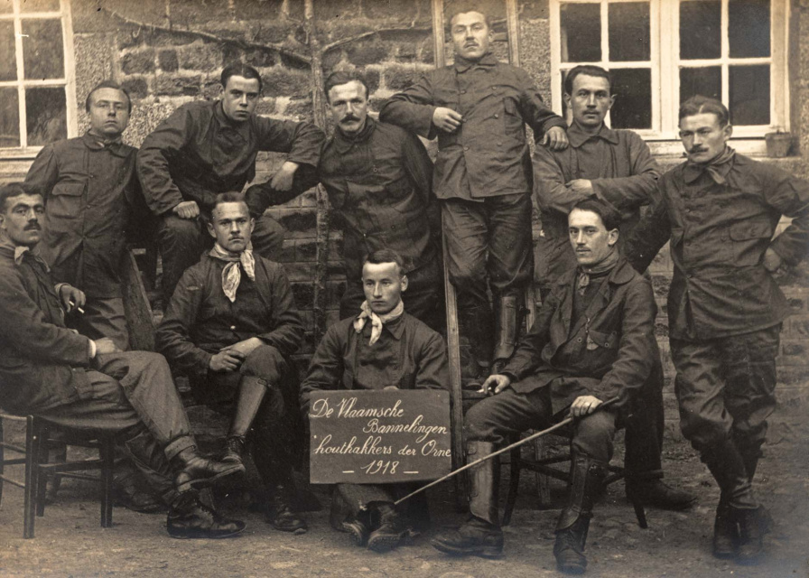 De Houthakkers van de Orne, 1918. Van links naar rechts (staand): Paul Bogaert, Pieter Dox, Paul Davidts, Ward Hermans, Frans van Nijvel en Karel de Schepper; (zittend): Clement Ledegen, Maurits Geerardyn, Lode Beets en Alfons de Schepper. (ADVN, VFAY2)