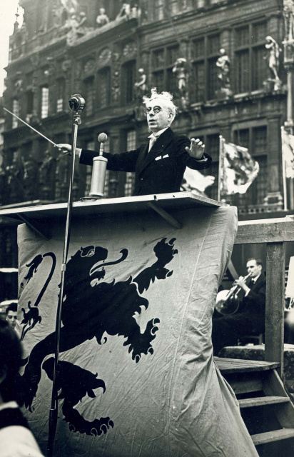 Emiel Hullebroeck dirigeert tijdens het Vlaams Nationaal Zangfeest op de Grote Markt van Brussel, 31 augustus 1941. (ADVN, VFA282)