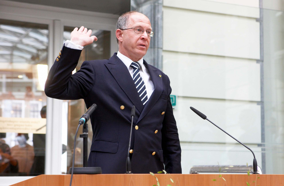 Voor de vierde keer op rij legt Pieter Huybrechts op 30 juni 2009 de eed af als Vlaams volksvertegenwoordiger voor Vlaams Belang. Hij was eerder al verkozen bij de eerste rechtstreekse verkiezingen in 1995, 1999 en 2004. Foto Kurt van Strijthem. (Vlaams Parlement)