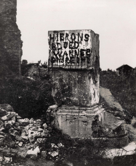 Pompsteen uit het verwoeste frontdorp Merken, waarop Vlaamsgezinde soldaten in 1918 met rode verf 'Hier ons bloed, wanneer ons recht' schreven. De steen werd op 20 augustus 1933 overgebracht naar de crypte van de IJzertoren en groeide zo uit tot een van de zogenaamde IJzersymbolen. (ADVN, VFFY28/122)