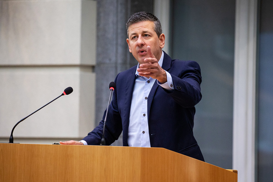 Vlaams volksvertegenwoordiger en fractievoorzitter voor Vlaams Belang Chris Janssens aan het woord tijdens de plenaire vergadering van het Vlaams Parlement op 18 januari 2023. Foto Stefan de Wilde. (Vlaams Parlement)
