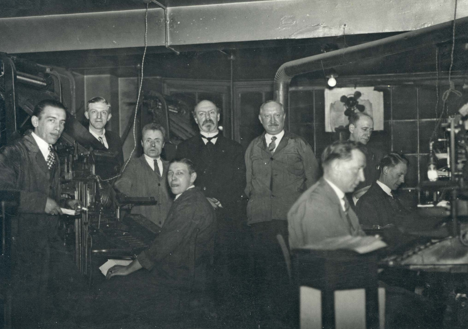 Binnenzicht van de drukkerij Gust Janssens (Kerkstraat, Antwerpen) waar het dagblad De Schelde wordt gedrukt, met Gust Janssens, August Borms en een aantal personeelsleden, s.d. (ADVN, VFA369)