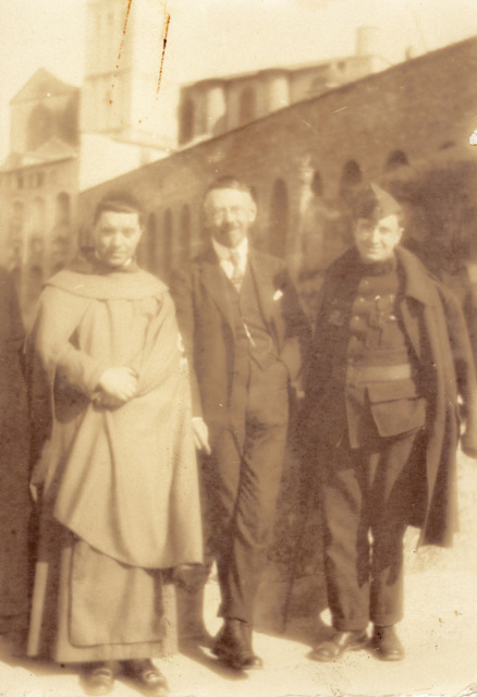 Johannes Jørgensen samen met een soldaat en een pater, 1917. (Collectie Stad Antwerpen, Letterenhuis, tglhph4198)