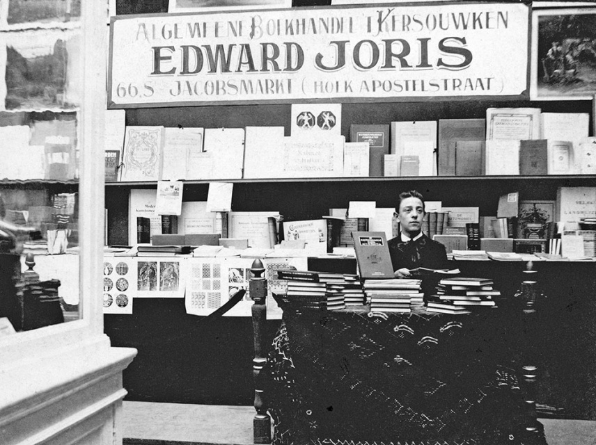 Edward Joris in zijn boekhandel te Antwerpen, 1912. (Collectie Stad Antwerpen, Letterenhuis, tglhph32668)