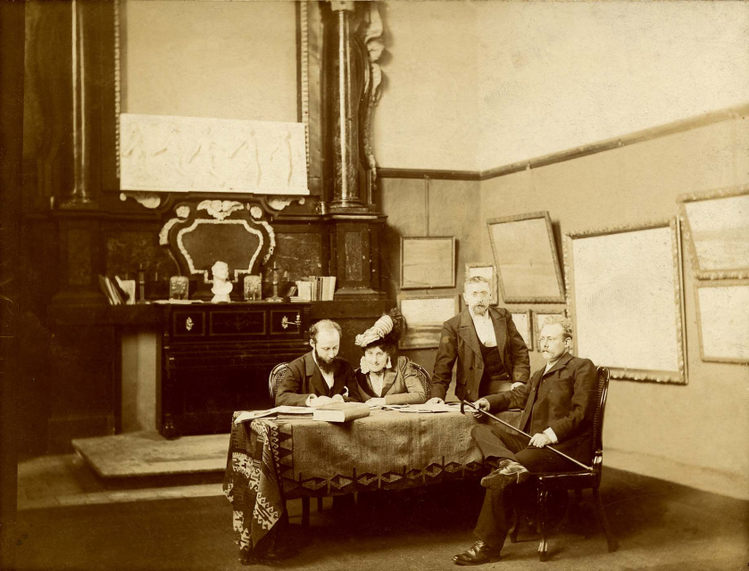 De Kapel, Falconrui te Antwerpen, ca. 1900. Van links naar rechts: Jef Judels, mevrouw Betzty Judels-Kamphuyzen, Richard Baseleer en Albert Tyck. (Collectie Stad Antwerpen, Letterenhuis, tglhph32745)