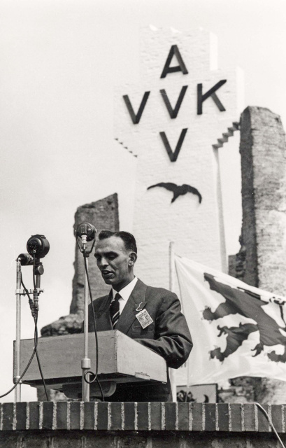 Maurice Lauwers spreekt namens het Verbond der Vlaamse Oud-strijders (VOS) op de 30ste IJzerbedevaart, 1957. (ADVN, VFFY6/23)
