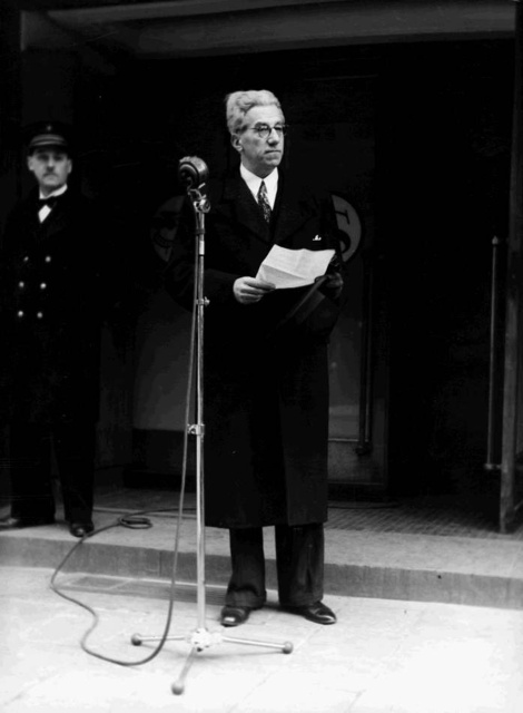 Maurits Liesenborghs, schepen van Schone Kunsten, Toerisme en Culturele Zaken van Groot-Brussel, bij een inhuldiging, maart 1944. (CegeSoma, 32321)
