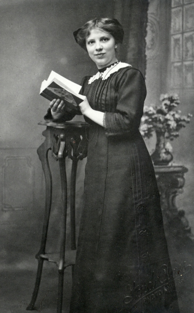 Anna Mortelmans, 1912. (Collectie Stad Antwepen, Letterenhuis, tglhph23583)