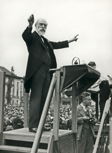 Lodewijk Mortelmans dirigeert tijdens het Vlaams Nationaal Zangfeest in Gent, 3 juli 1938. (ADVN, VFA276)