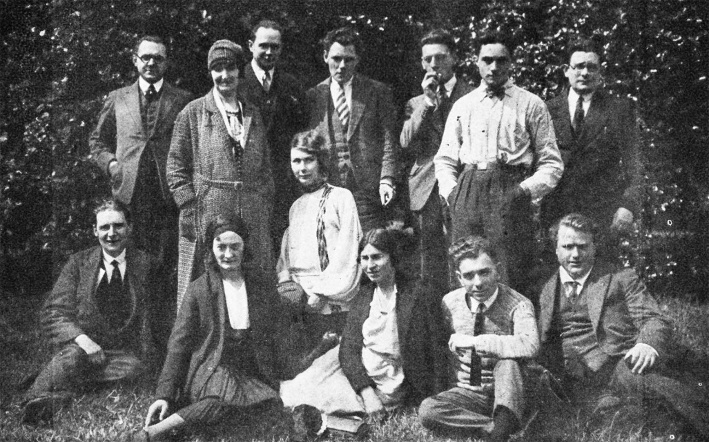 Het Nationaal Vlaamsch Tooneel, 1931. Staande van links naar rechts: Herman van der Meulen, Stella van de Wiele, John Duvosel, Lode Plaum, Herman Verlinden, Anton van der Plaetse en Maurits Hoste; zittend van links naar rechts: Tony van Hoecke, Elvire van der Meulen, Greta Lens, Tilly van Speybroeck, Staf Bruggen, Gomaar Torfs. (ADVN, VBRB4939)