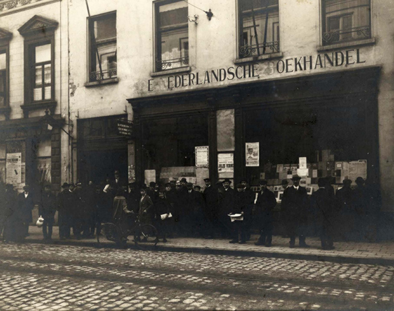 De Nederlandsche Boekhandel aan de Sint-Jacobsmarkt te Antwerpen, 1917. (Collectie Stad Antwerpen, Letterenhuis, tglhph39179)