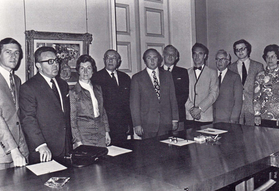 Op 9 augustus 1972 legden de leden van de Nederlandse Commissie voor de Cultuur van de Brusselse Agglomeratie de eed af in het gebouw van het Provinciebestuur van Brabant. Van links naar rechts: A. Monteyne, A. Rijmenans, H. Vermoeren-Bettens, M. KNaepen, H. Weckx, E. Spiegeleer, S. Szondi, J. Verlooy, J. Beghin en R. Steyaert. Foto uit de brochure: De Nederlandse Commissievoor de Cultuur van de Brusselse Agglomeratie, 1977. (ADVN, VBRB3033)