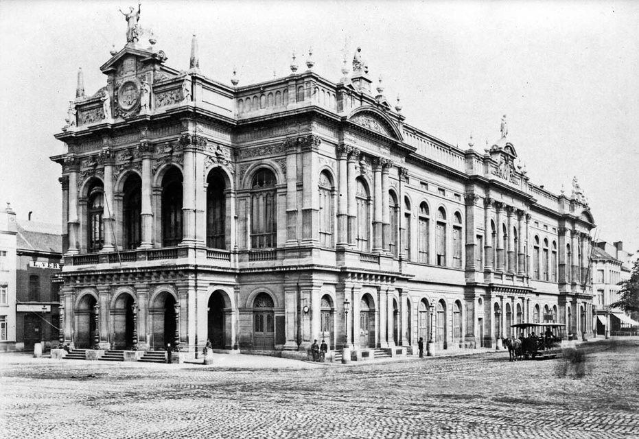 Vanaf 1874 vond het Nationaal Toneel een nieuwe thuishaven in de Nederlandsche Schouwburg. Dit gebouw gelegen aan de Kipdorpbrug werd in 1958 gesloten en daarna gesloopt.
 (FelixArchief)