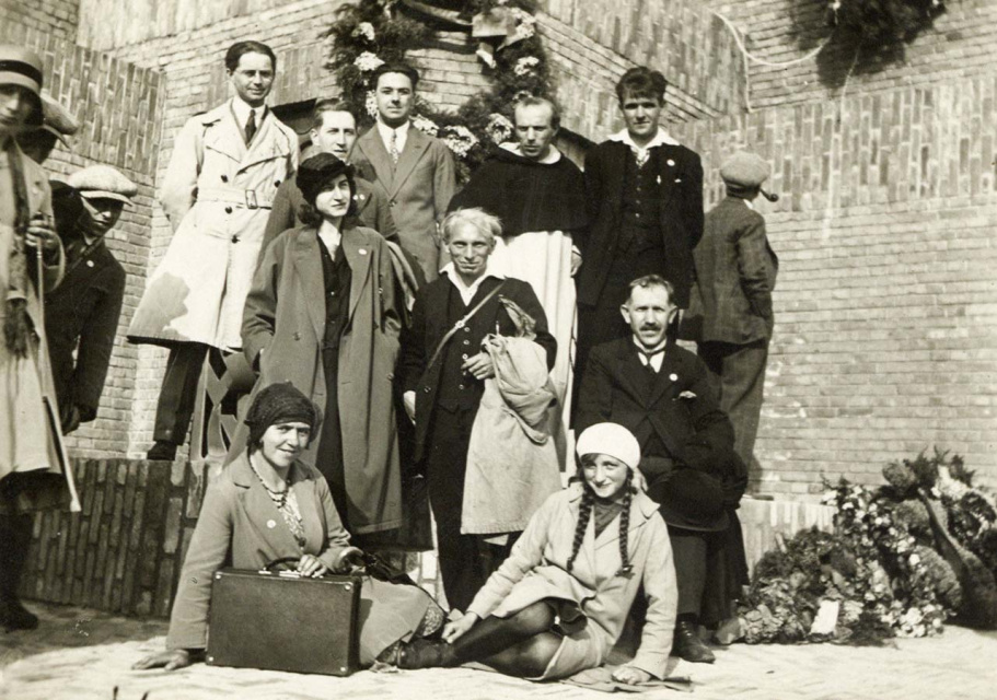 Pieter Jozef Nuyens (in habijt) tussen familieleden en vrienden aan de voet van de IJzertoren in Diksmuide, ca. 1930. (Collectie Stad Antwerpen, Letterenhuis, tglhph53351)