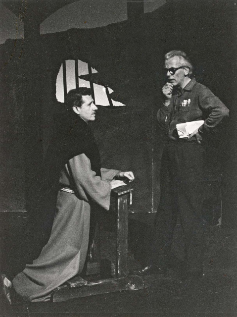 Mark Liebrecht (rechts) tijdens de repetitie voor het toneelstuk Willem van Saeftinghe, 1963-1964. (Collectie Stad Antwerpen, Letterenhuis, tglhph36389)