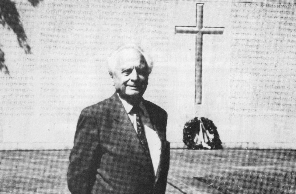Ward Opdebeeck aan het monument op Arbour Hill Cemetery in Dublin, de begraafplaats waar de veertien leiders van de Ierse Paasopstand (1916) begraven liggen. (ADVN, VB1784)