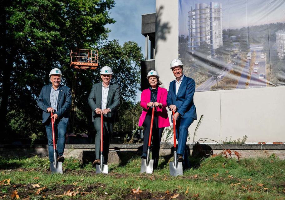 Start van het door door POM Limburg ontwikkelde innovatiecentrum van de Health Campus in Diepenbeek, 27 september 2024. Van links naar rechts: Rik Kriekels, burgemeester van Diepenbeek, Jo Broens, Vlaams Minister van Economie en Werk, prof. dr. Veerle Somers, decaan van de faculteit Geneeskunde en Levenswetenschappen, Tom Vandeput, voorzitter POM Limburg. (Foto POM Limburg)