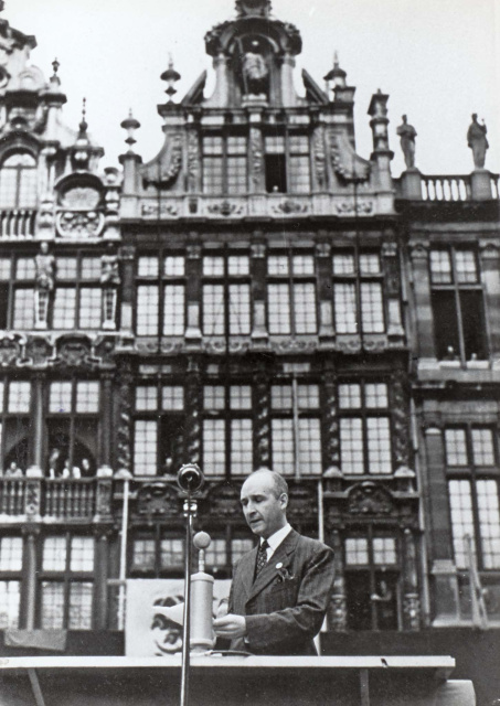 Toespraak door Karel Peeters op het Vlaams Nationaal Zangfeest op de Grote Markt in Brussel, 31 augustus 1941. (ADVN, VFA11073)