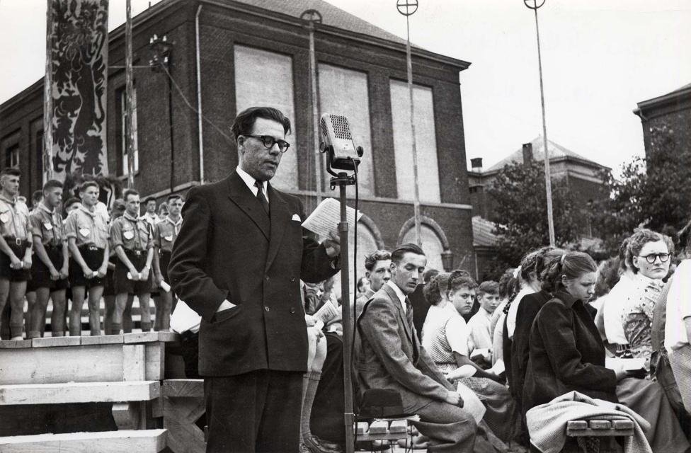 Toespraak door Albert Pelckmans op het Vlaams Nationaal Zangfeest te Turnhout, 1949. (Collectie Stad Antwerpen, Letterenhuis, tglhph27024)