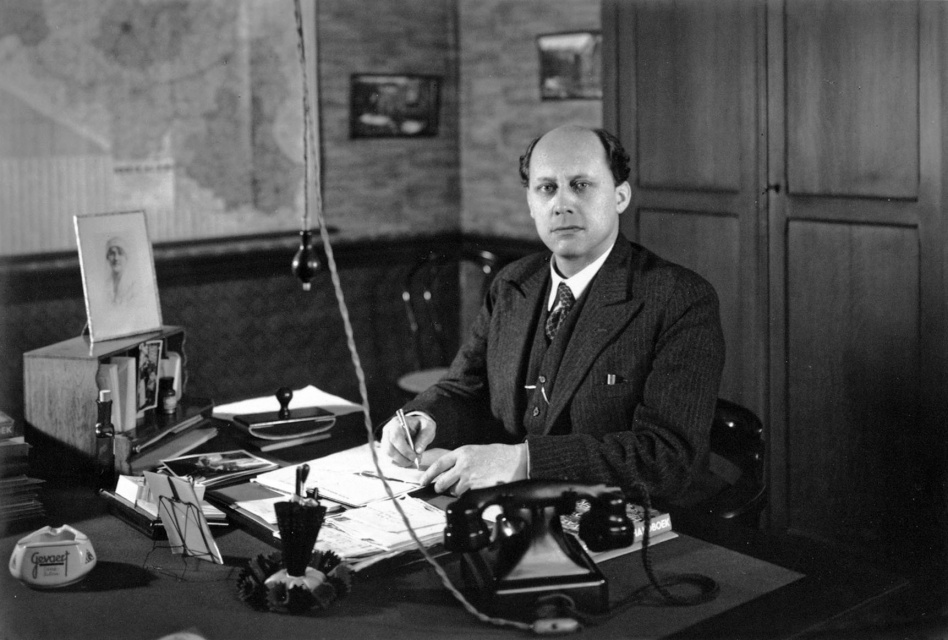 Berten Pil aan het werk bij Gevaert, Antwerpen, 1940. (ADVN, VFB604)