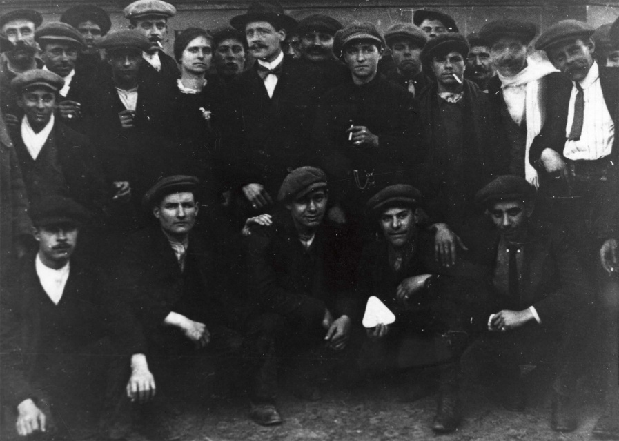 Hector Plancquaert te midden van een groep arbeiders, s.d. (ADVN, VFA258)