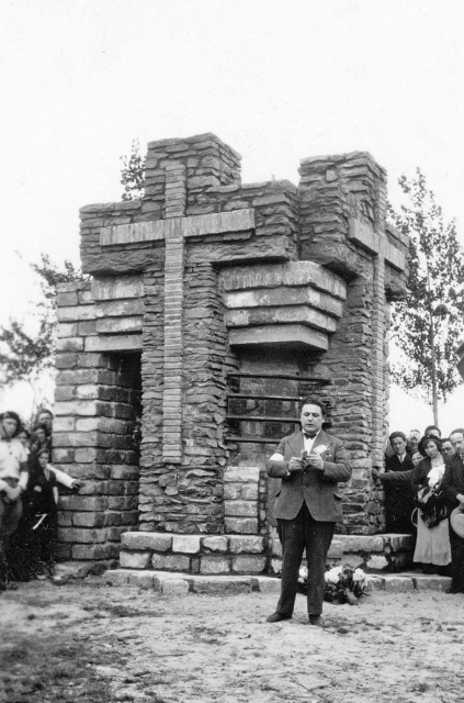 Juliaan Platteau bij de inhuldiging van het Van Raemdonck-monument in Steenstrate, 1933. (ADVN)