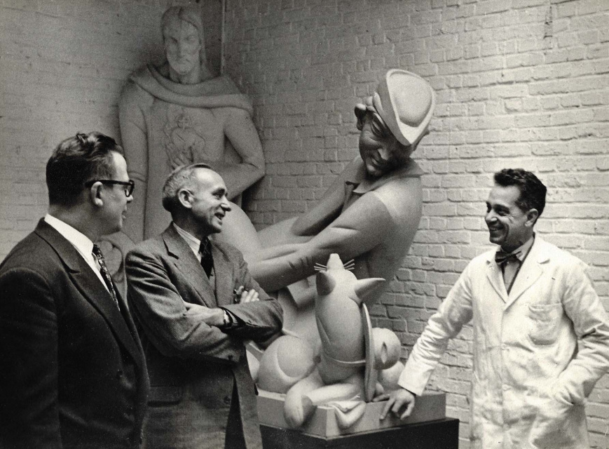Albert Poels in gesprek in zijn atelier naast een beeld in pleister van 'Tijl Uilenspiegel en Reinaert de vos'. (Privéverzameling Marjaen)