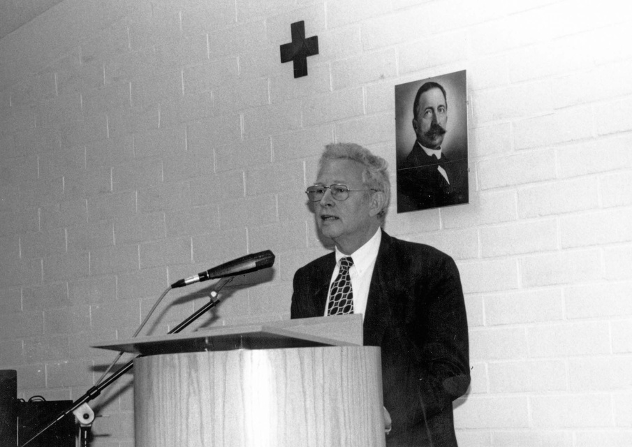 Toespraak van Eric Ponette tijdens de Pil-van Gastel-herdenking in Antwerpen, 9 november 1996. Foto Werner Vandenberghe. (ADVN, VFA4319)