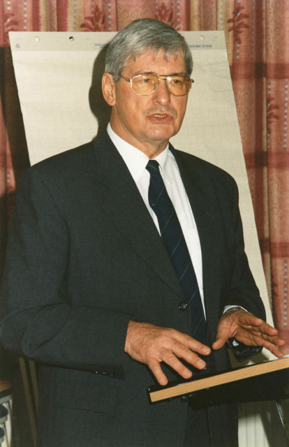 Leo Ponteur aan het woord tijdens de algemene vergadering van het Willemsfonds, Zeemanshuis te Antwerpen, 21 oktober 2002. (Liberas, 207284)