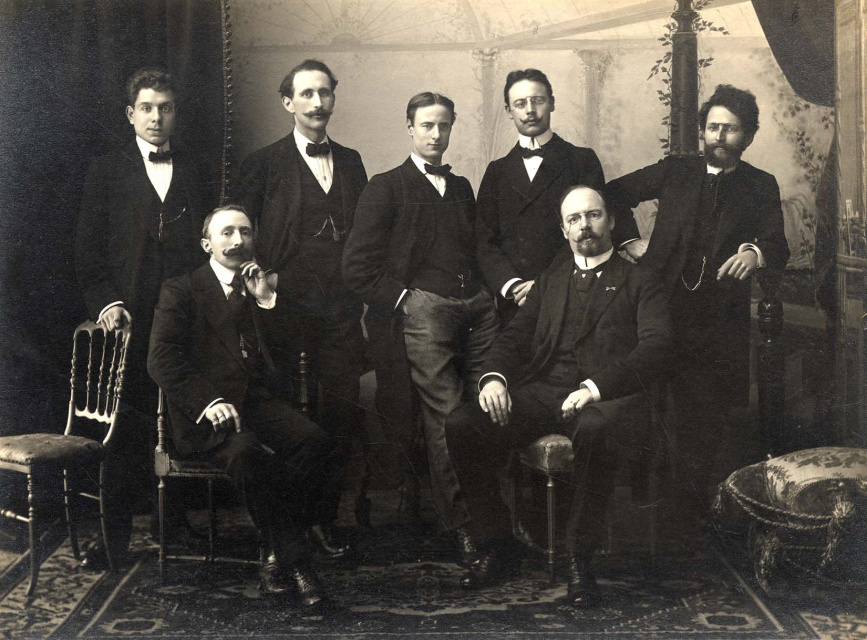 Groepsfoto van Pro Westlandia, 30 december 1913. Van links naar rechts (zittend): Cyriel Rousseeu en August Borms; (staand): Gustaaf Bruggen, Paul Lepage, Modest Lauwerijs, Jan Borms en Jos Watelet. (Collectie Stad Antwerpen, Letterenhuis, tglhph28556)