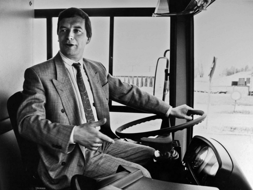 Johan Sauwens, ca. 1991. Als minister van verkeer stond Sauwens in voor de oprichting van de regionale vervoersmaatschappij De Lijn. Foto Gazet van Antwerpen. (FelixArchief)
