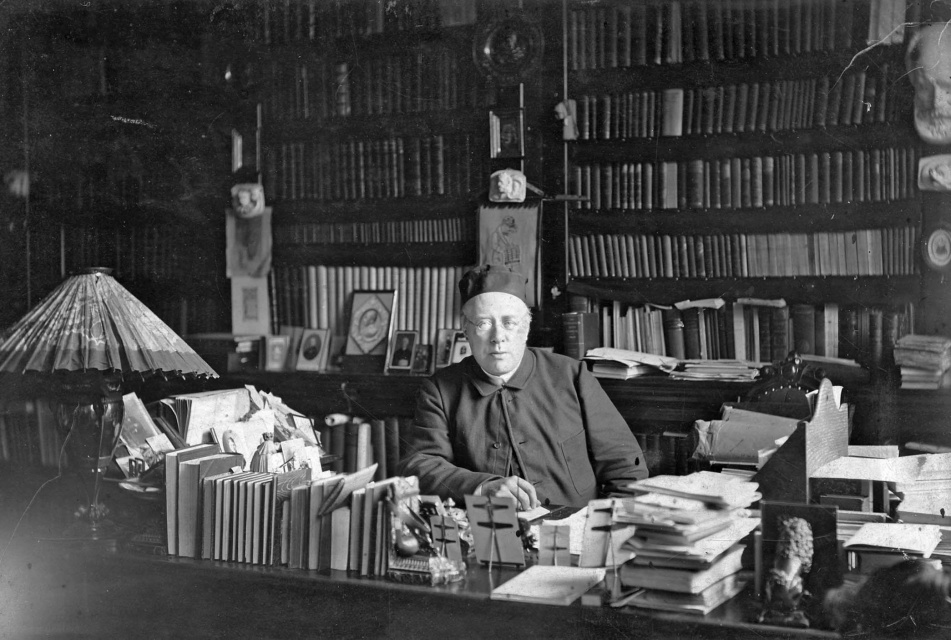 Hermanus Schaepman in zijn bibliotheek, s.d. (Collectie Stad Antwerpen, Letterenhuis, tglhph8816)