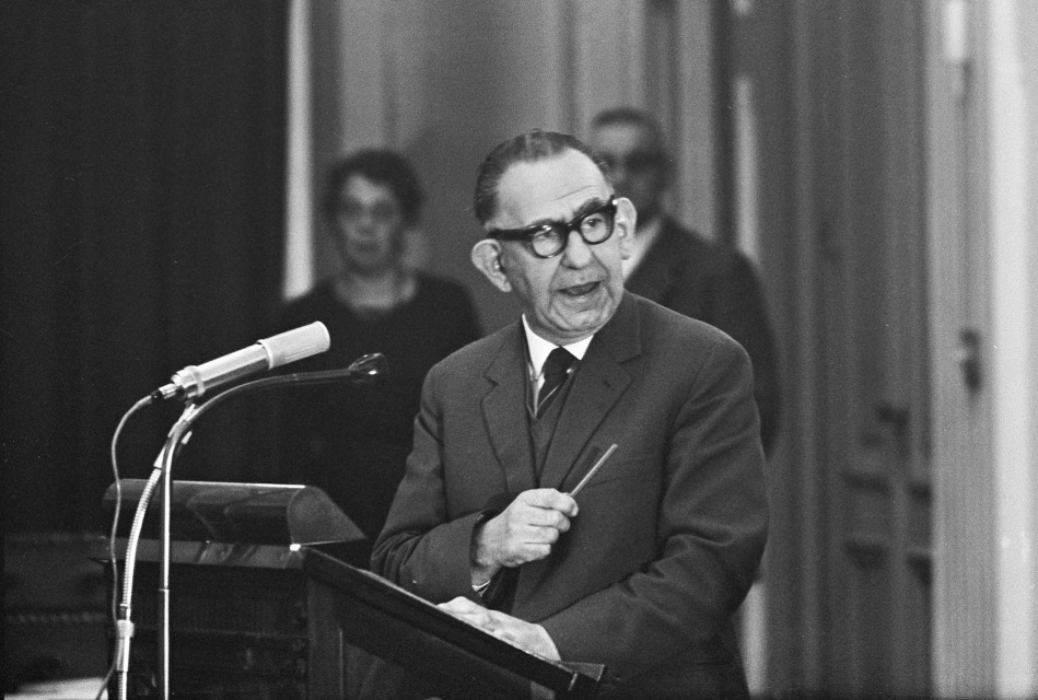 Johannes Scheps (PvdA) aan het woord tijdens de bespreking van de kwestie-Bijlmermeer in de Tweede Kamer, 1964. (Nationaal Archief, Den Haag)