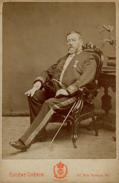 Domien Sleeckx in statieuniform van provinciaal schoolopziener van het lager onderwijs, Brussel, ca. 1879. Foto Eugène Guerin. (Collectie Stad Antwerpen, Letterenhuis, tglhph4792)