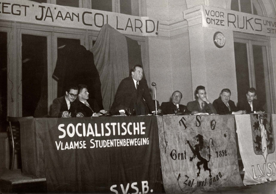 De Socialistische Vlaamse Studentenbeweging op een meeting tijdens de schoolstrijd, Gent, 30 maart 1959. Opschrift: 'Zegt 'Ja' aan Collard! Voor onze rijksuniversiteit'. (Amsab-ISG, fo001083)