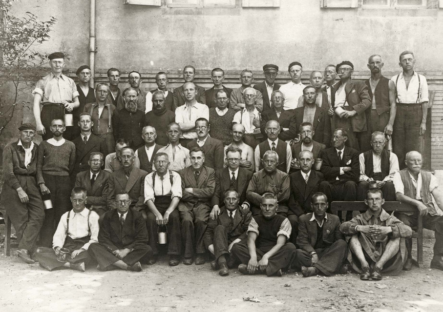 Belgische weggevoerden in het Franse gevangenkamp Le Vernet d'Ariège. In het midden op de tweede rij zit Hendrik Borginon die in de zomer van 1940 in opdracht van een door de secretarissen-generaal opgericht repatriëringscomité trachtte weggevoerden in Frankrijk vrij te krijgen. (ADVN, VFA360).