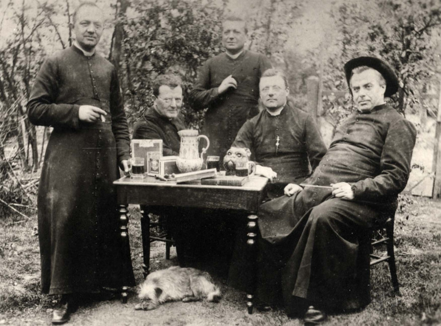 Bijeenkomst van enkele priesters. Van links naar rechts Karel Blancke (?), Hugo Verriest, Achiel Lauwers, Edward de Gryse en Alfons van Hee. Het is zeer waarschijnlijk dat het hier gaat om een bijeenkomst van enkele leden van de Swighenden Eede, wellicht in de tuin van Hugo Verriest, pastoor in Wakken, ca. 1890. (Collectie Stad Antwerpen, Leterenhuis, tglhph3048)