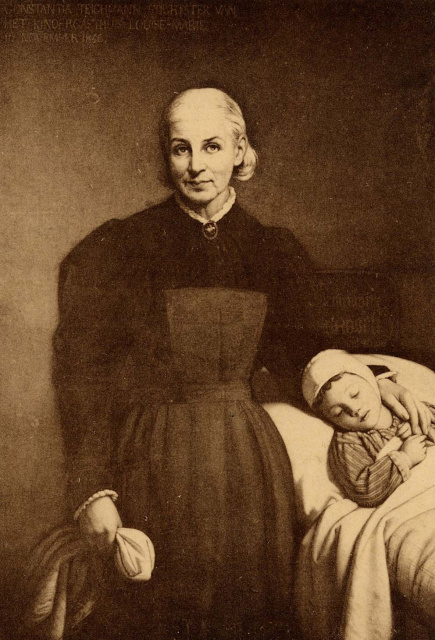 Prentkaart van Constance Teichmann, staand aan het ziekbed van een kind, 1846. (Collectie Stad Antwerpen, Letterenhuis, tglhph23123)