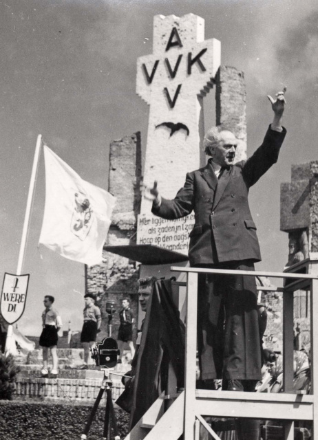 Jef Tinel dirigeert op de 29ste IJzerbedevaart, 1956. (ADVN, VFFY5/255)