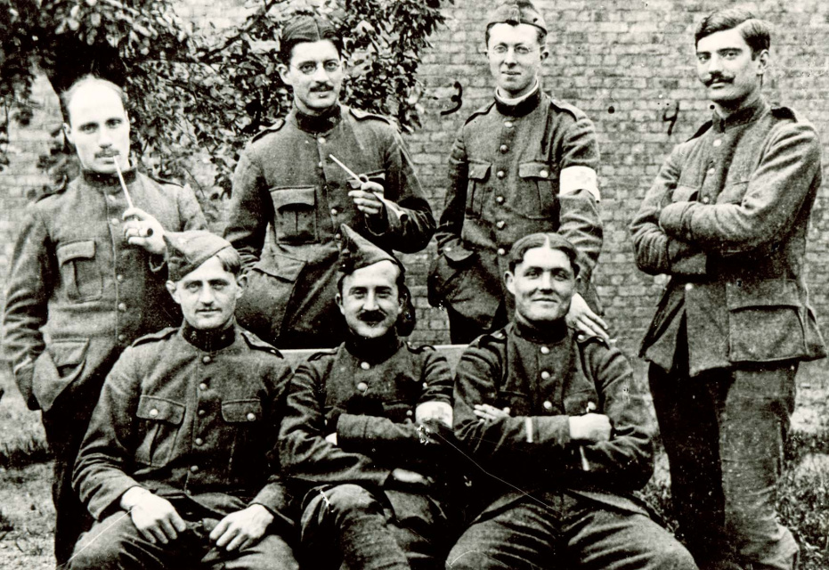 De zogenaamde "sublieme deserteurs", mei 1918. Van links naar rechts (achteraan): Karel de Schaepdrijver, Jules Charpentier, Carlos van Sante en Lode de Prijck; (vooraan): Bernard Coolen, Vital Haesaert en Marcel Torreele. (ADVN, VFAL1304)