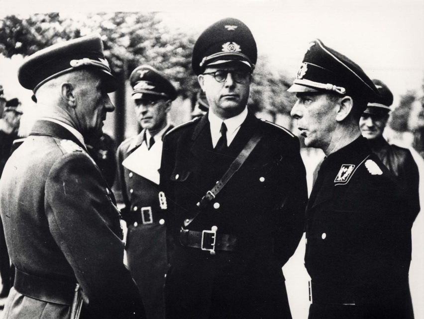 De Vlaamsche Wachtbrigade (VWB) op den Führer beëedigd. Generaal Wilhelm Wimmer in gesprek met de leider van het Vlaamsch Nationaal Verbond (VNV), Hendrik Elias (centraal) en brigadeleider van de VWB Christiaan Turcksin, 3 augustus 1944 (rechts). (ADVN, VFBL67)