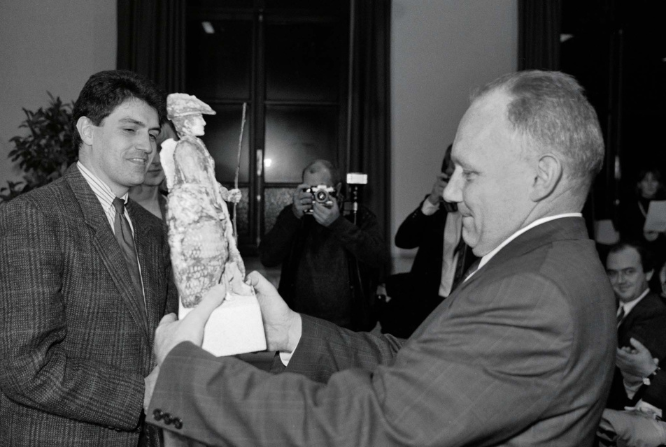 In 1987 ontving Herman Suykerbuyk van de CVP-Jongeren de Uilenspiegelprijs voor zijn vele parlementaire initiatieven aangaande de taalgrensproblematiek. (KADOC)