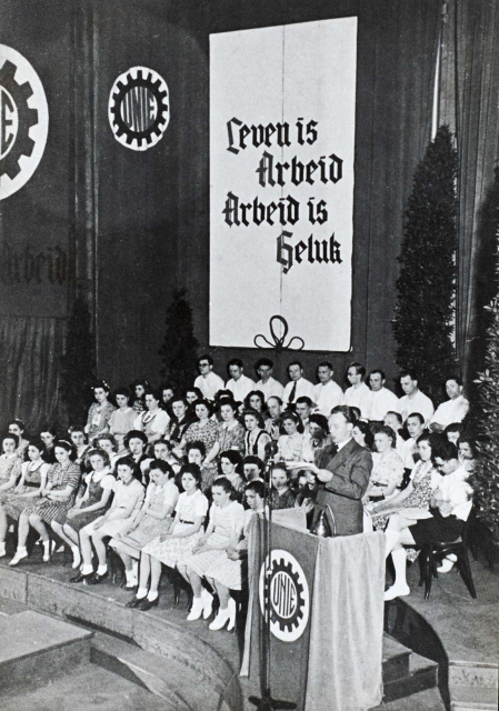 Feest van de Arbeid van de Unie voor Hand- en Geestesarbeiders (UHGA) in het Paleis voor Schone Kunsten in Brussel, 3 mei 1942. Voordracht door A. van der Plaetsen. (ADVN, VFA11507/2)