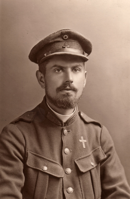 Alfons van Assche als brancardier-aalmoezenier, 1914-1918. (ADVN, VPR1561)